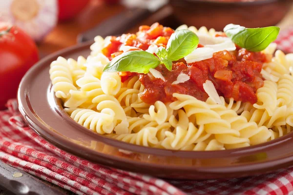 Italian classic pasta fusilli with tomato sauce and basil — Stock Photo, Image