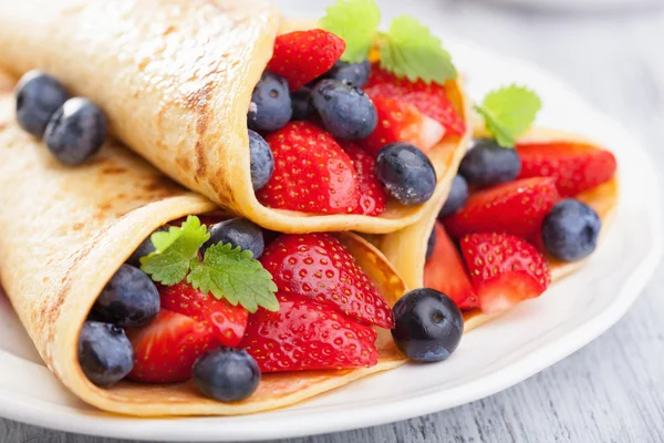 Pannkakor med jordgubbar blåbär — Stockfoto