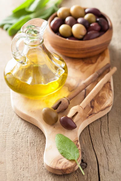 Zwarte en groene gemarineerde olijven olie sage blad — Stockfoto