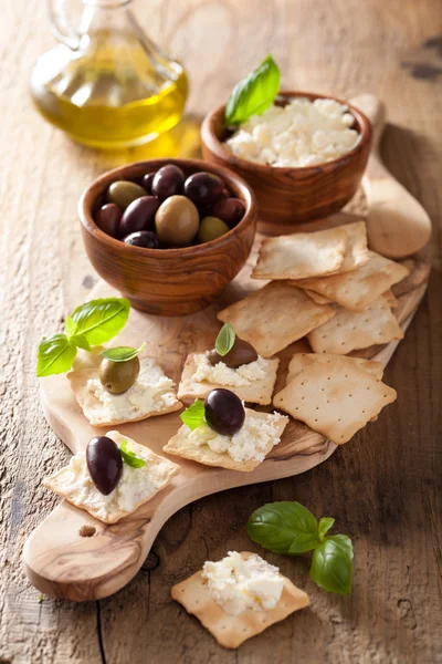 Cracker mit Weichkäse und Oliven. Gesunde Vorspeise — Stockfoto