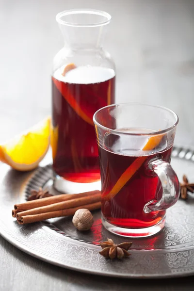 Mulled wine with orange and spices — Stock Photo, Image