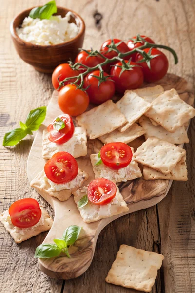 柔らかいチーズとトマトのクラッカー。健康的な前菜 — ストック写真