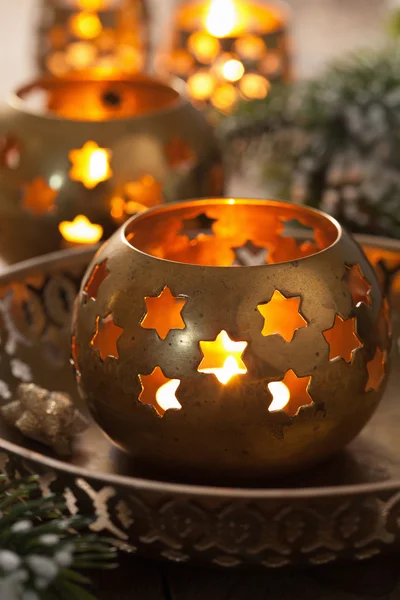 Hořící vánoční lucerny a dekorace — Stock fotografie