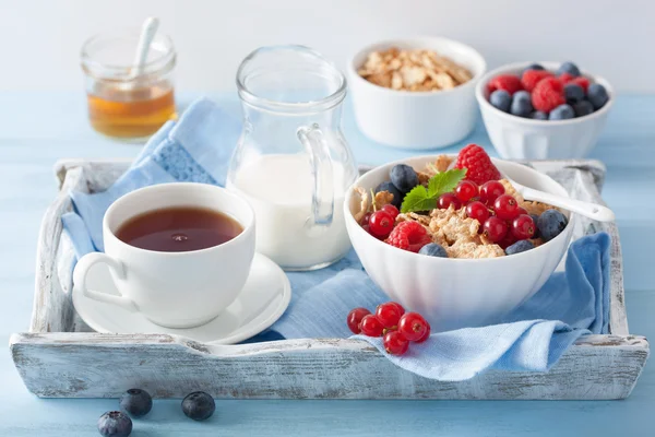 Zdravá snídaně s kukuřičnými lupínky a berry — Stock fotografie