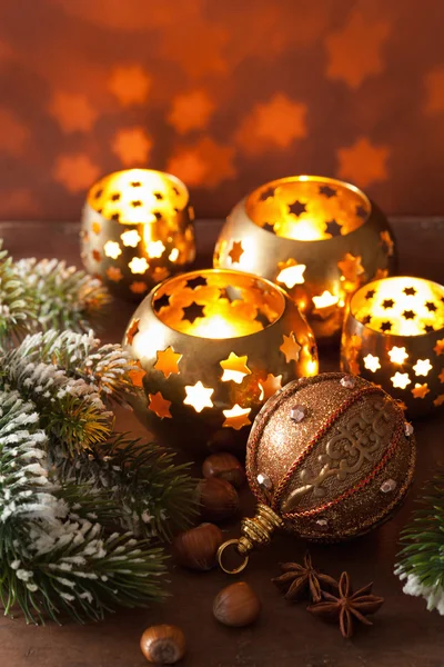 Brennende Weihnachtslaternen und Dekoration — Stockfoto