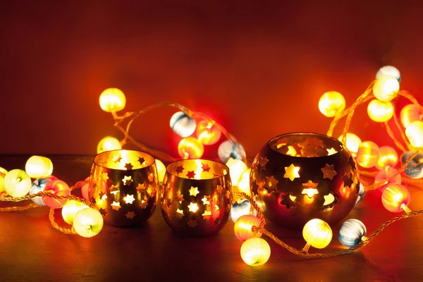 Kerstmis lantaarns en decoratie lichten branden — Stockfoto