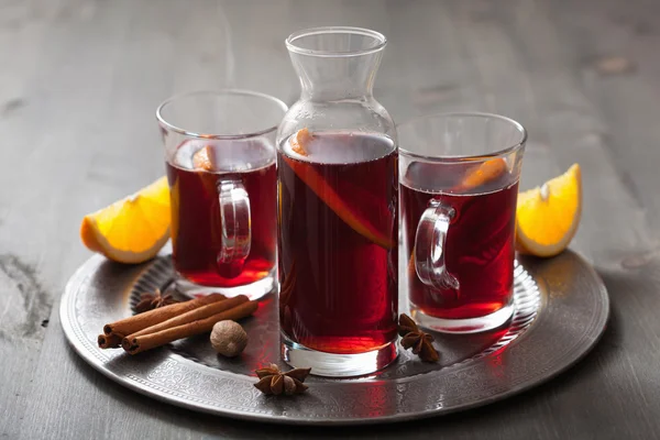 Svařované víno s pomerančem a kořením — Stock fotografie