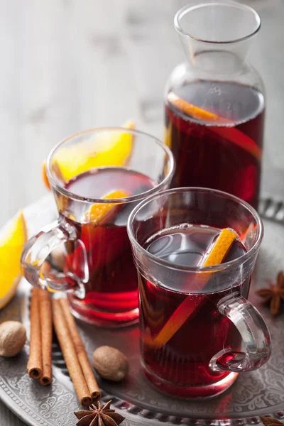 Mulled wine with orange and spices — Stock Photo, Image