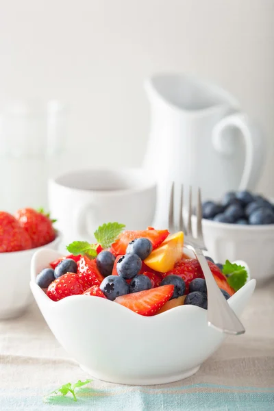 Gyümölcssaláta, eper, áfonya baracklekvárral reggelire — Stock Fotó
