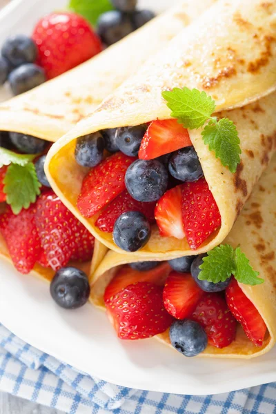 Pancakes with strawberry blueberry — Stock Photo, Image