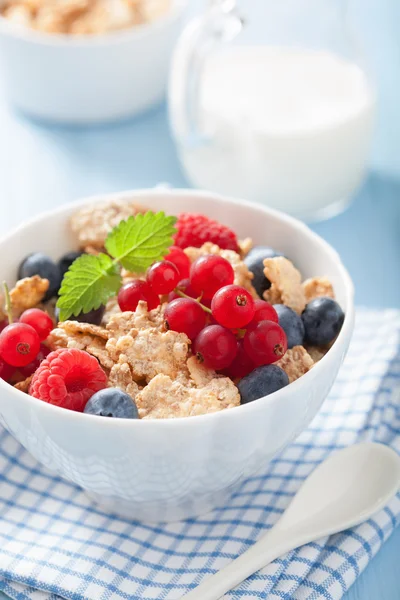 Zdravá snídaně s kukuřičnými lupínky a berry — Stock fotografie