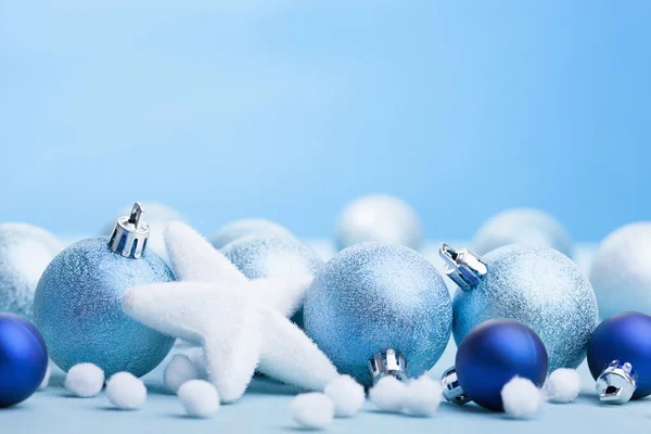 蓝色圣诞球装饰 — 图库照片