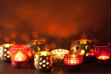 yanan Noel fenerler ve dekorasyon ışıklar arka plan 