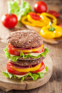 sağlıklı sandviç salam domates biber ve marul