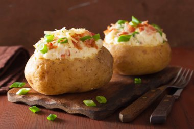 sosis ve peynir ile ceketli fırında patates