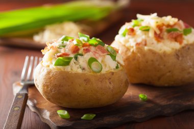 sosis ve peynir ile ceketli fırında patates