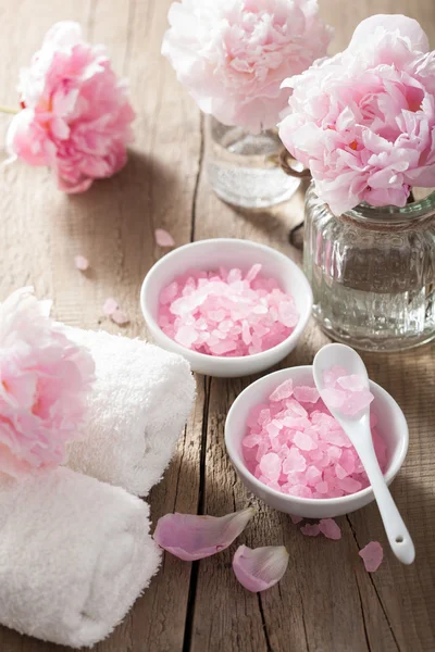 Aromaterapia spa con flores de peonía y sal de hierbas rosadas —  Fotos de Stock