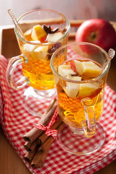 Glass of mulled cider with  orange and spices, winter drink — Stock Photo, Image