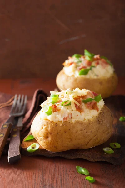 Patate al forno in giacca con pancetta e formaggio — Foto Stock