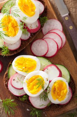 yumurta turp salatalık ile sağlıklı sandviç