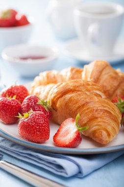 taze kruvasanlar reçel ve breakfas için çilek ile