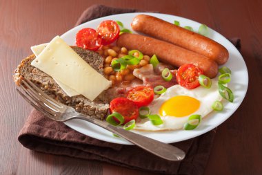 İngiliz kahvaltısı kızarmış yumurta sosis pastırma domates fasulye ile