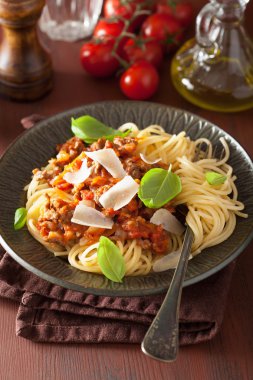 İtalyan makarna spagetti bolognese rustik masada fesleğen ile