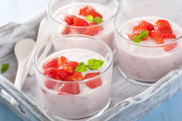 Gesundes Frühstück mit Joghurt und Erdbeere — Stockfoto