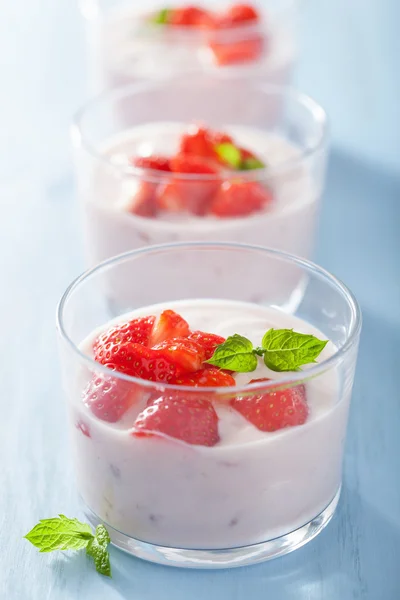 Desayuno saludable con yogur y fresas — Stockfoto