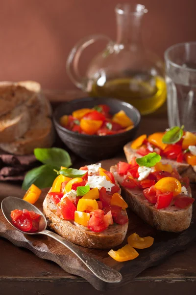 Italienische Bruschetta mit Tomaten Knoblauch Olivenöl — Stockfoto