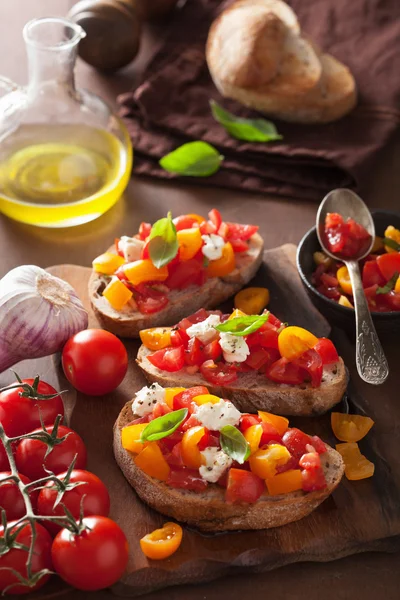 Bruschetta italiana con pomodoro aglio olio d'oliva — Foto Stock