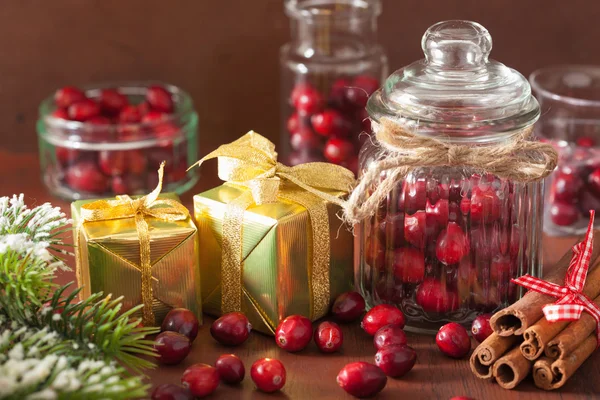 在玻璃罐子，冬季装修和礼品的新鲜蔓越莓 — 图库照片