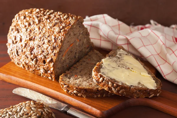 Pão de grão integral saudável com cenoura e sementes — Fotografia de Stock