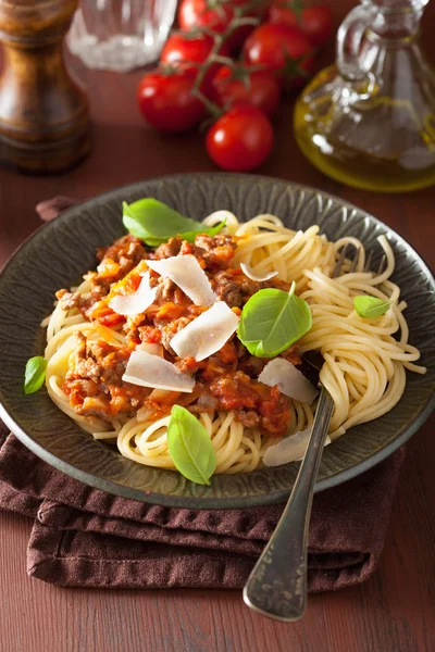 Włoski makaron spaghetti bolognese z bazylią w rustykalnym stylu tabeli — Zdjęcie stockowe
