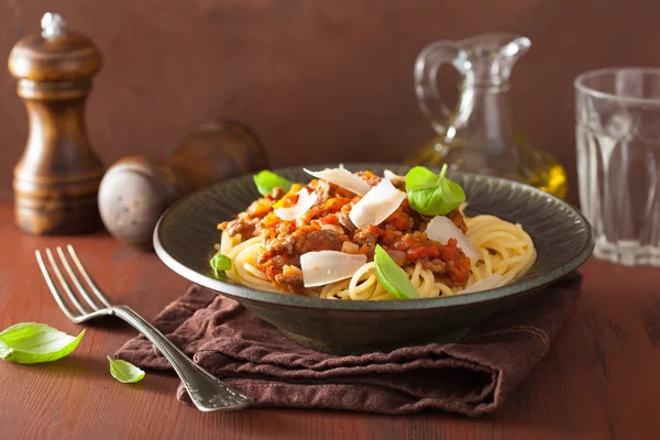 Italiaanse pasta spaghetti bolognese met basilicum op rustieke tafel — Stockfoto