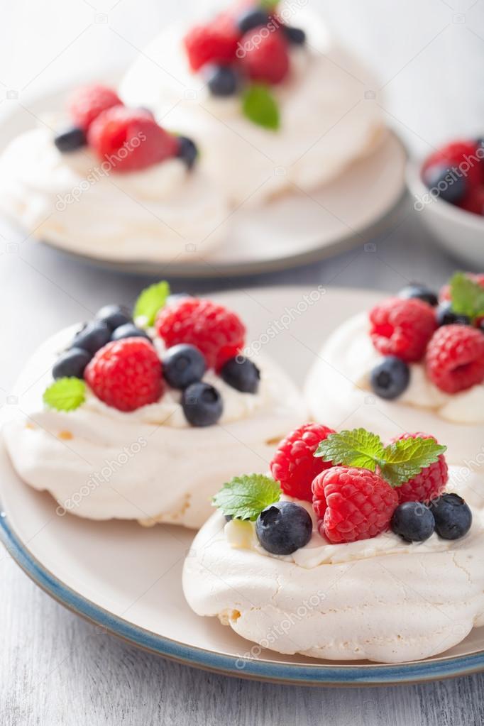 Pavlova beze Pasta krema ve meyve ile — Stok Foto © duskbabe 57068229