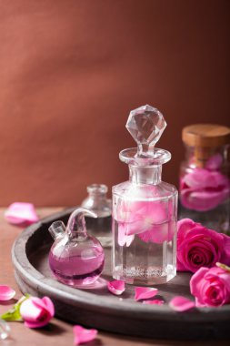 Simya ve aromaterapi gül çiçek ve şişe ile ayarla 
