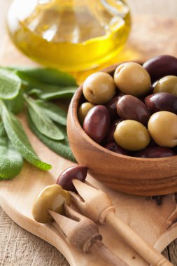 siyah ve yeşil Marine zeytin yağı adaçayı yaprağı