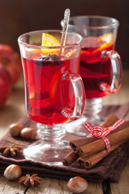 turuncu ve baharat, kış içki ile mulled şarap