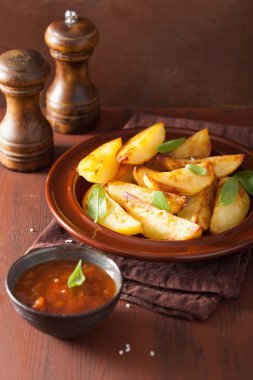 fırında patates kahverengi rustik masa üzerinde tabak içinde takozlar