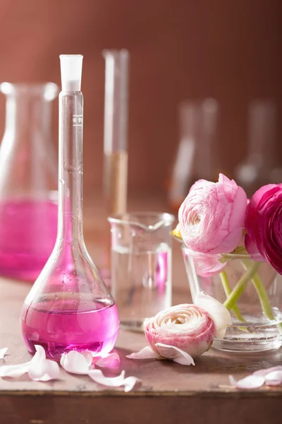 Conjunto de alquimia e aromaterapia com flores e frascos de ranúnculo — Fotografia de Stock