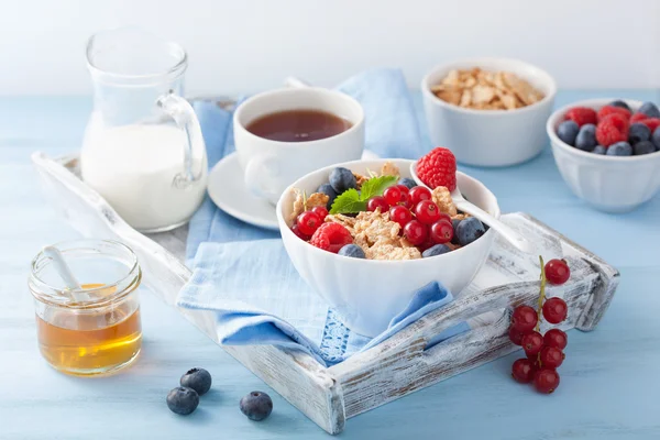 Gesundes Frühstück mit Cornflakes und Beeren — Stockfoto