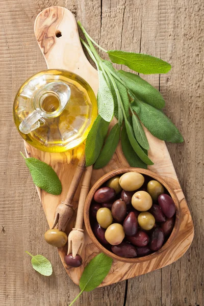 Черный и зеленый оливки оливкового масла шалфей лист — стоковое фото