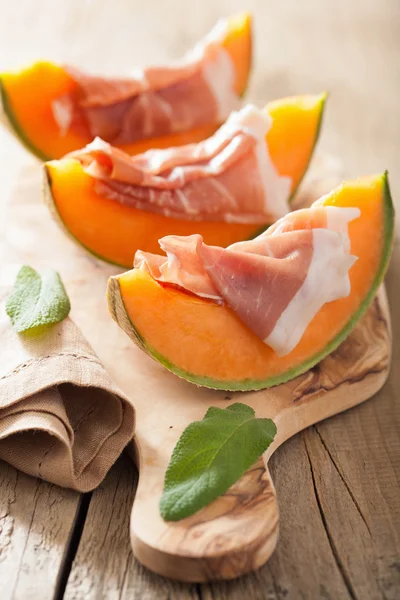Cantaloupe Melone mit Schinken. Italienische Vorspeise — Stockfoto