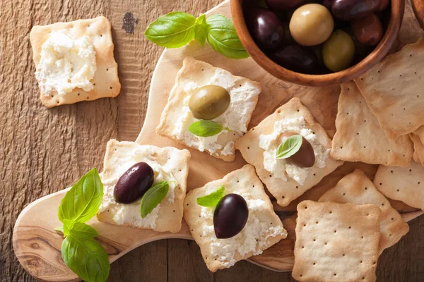 Cracker con formaggio morbido e olive. antipasto sano — Foto Stock