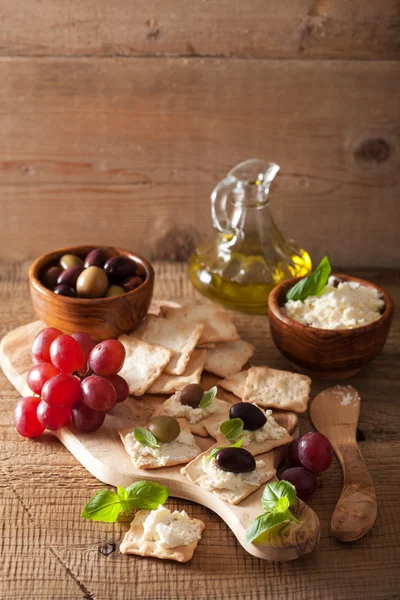 柔らかいチーズ オリーブ ブドウとクラッカー。健康的な前菜 — ストック写真