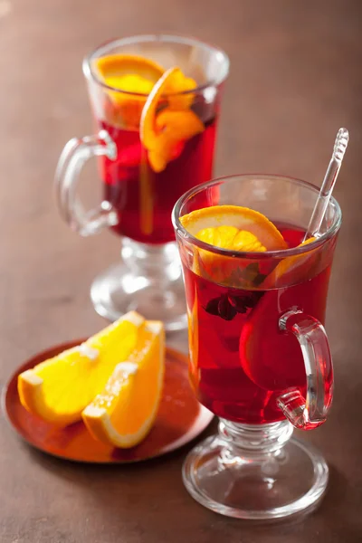 Glass of mulled wine with orange and spices, winter drink — Stock Photo, Image