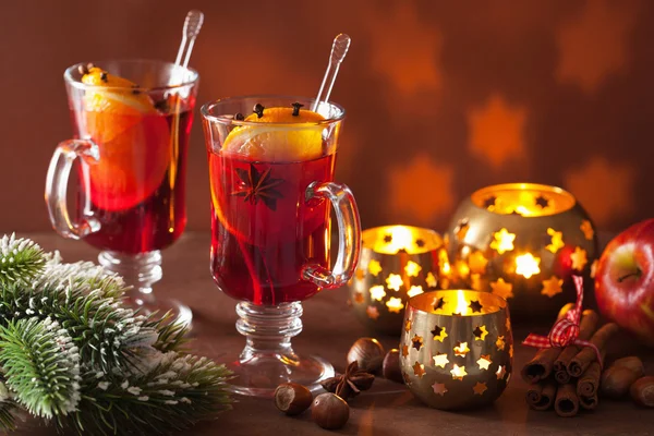 Glass of mulled wine with orange and spices, christmas decoratio — Stock Photo, Image