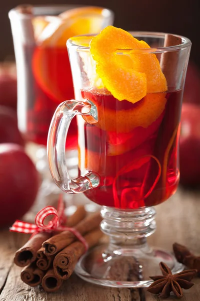 Ποτήρι ζεστό κρασί με πορτοκάλι και τα μπαχαρικά, χειμερινό ποτό — Φωτογραφία Αρχείου