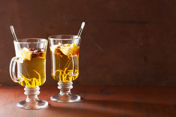 Sklo ze svařené jablečné s oranžovou a koření, nápoj v zimě — Stock fotografie